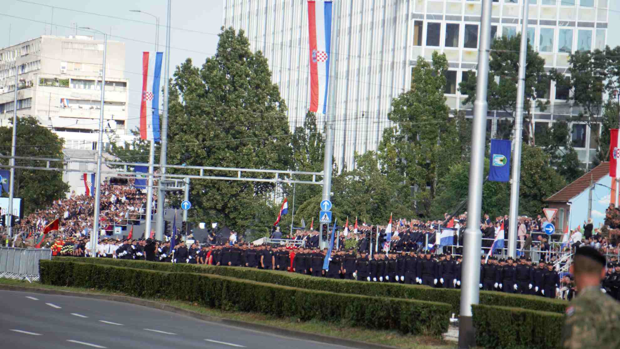 Il će se viti il nas neće biti!