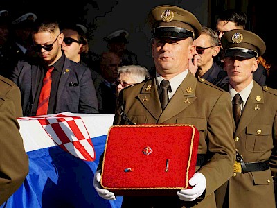 Veličanstven ispraćaj heroja: Više od 10.000 ljudi u Vukovaru se oprostilo od Jean-Michela Nicoliera