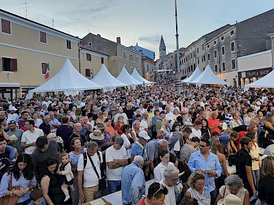 Buje jubilarnim izdanjem „Dana grožđa“ pokazale da tradicija stara 120 godina i dalje živi punim plućima