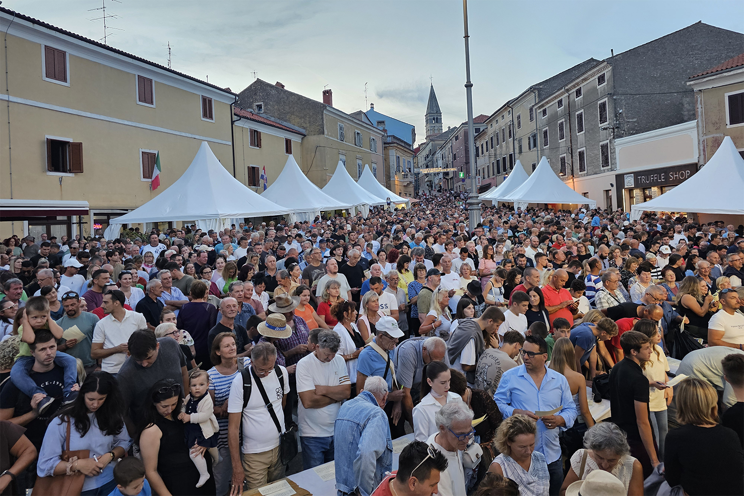 Buje jubilarnim izdanjem „Dana grožđa“ pokazale da tradicija stara 120 godina i dalje živi punim plućima